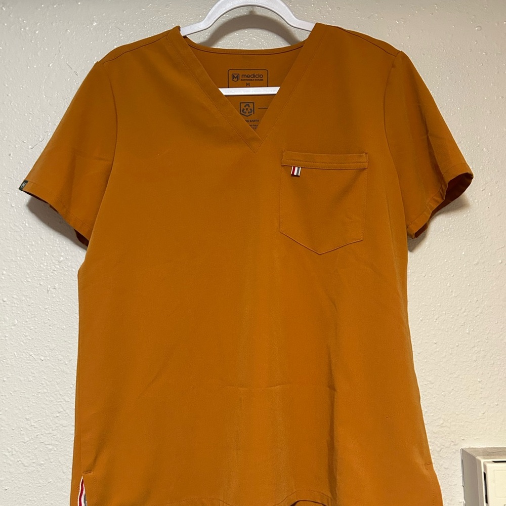 Mediclo Sunflower Scrub Set (Medium top, Large Jogger bottoms)